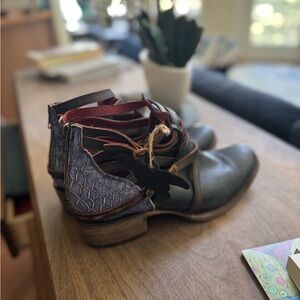 Size 9 Free Bird only worn 4 times 🌻💕